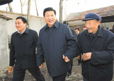 11月25日，習近平在地處沂蒙老區(qū)的臨沭縣曹莊鎮(zhèn)朱村，親切地拉著83歲的“老支前”王克昌的手。
