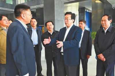 4月9日，省委書記、省人大常委會主任郭庚茂帶隊，在洛陽高新技術(shù)產(chǎn)業(yè)集聚區(qū)內(nèi)觀摩考察。