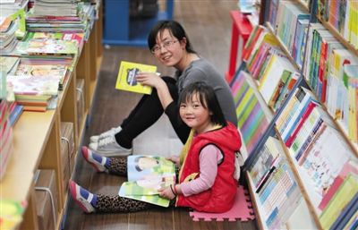 昨晚10時(shí)，來京探親的山東的李女士帶著5歲的女兒琪琪在三聯(lián)書店讀書。4月18日晚開始，三聯(lián)韜奮書店正