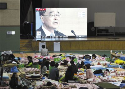 27日，韓國(guó)珍島，“歲月”號(hào)客輪乘客家屬在體育館觀看總理鄭烘原辭職新聞。當(dāng)日，鄭烘原召開(kāi)緊急發(fā)布會(huì)，表示對(duì)韓國(guó)“歲月”號(hào)沉船事件負(fù)責(zé)，宣布引咎辭職。