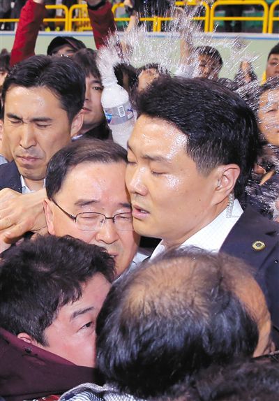 17日，鄭烘原（中）會(huì)見(jiàn)乘客家屬時(shí)，遭到家屬辱罵、潑水。
