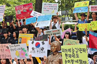 6月4日,韓國(guó)首爾,韓國(guó)慰安婦和民眾在日本駐韓大使館門(mén)前集會(huì),要求日本政府承認(rèn)并解決慰安婦問(wèn)題。