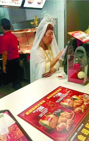 麥當(dāng)勞也挺拼的！店員化身觀音為顧客點餐
