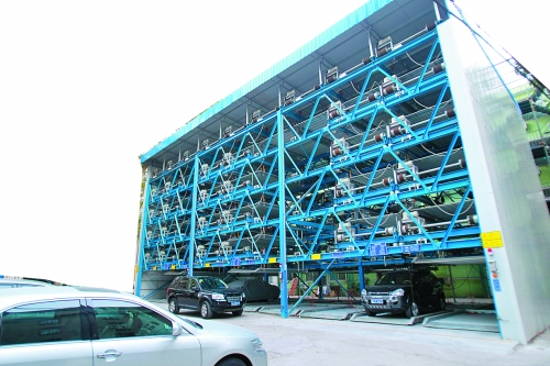 商務(wù)廳（北院）內(nèi)新建一個(gè)立體停車(chē)場(chǎng)，有68個(gè)停車(chē)位，但目前停車(chē)率不高。