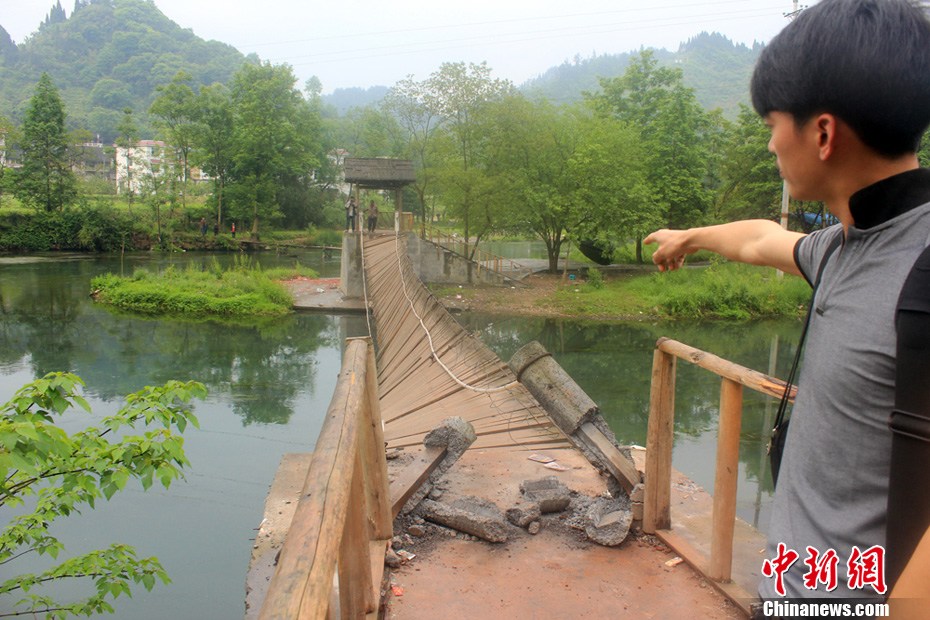 5月2日，一名目擊者正在介紹鳳凰吊橋事發(fā)情景。