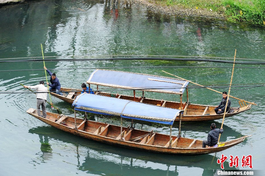 5月2日，鳳凰縣搜尋人員仍在沱江下游搜尋。