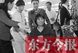 坐在輪椅上的，就是為兒子捐出肝、腎的母親潘大想
