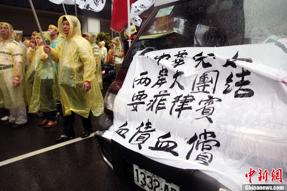 5月13日，屏東縣數(shù)百漁民北上臺北，在馬尼拉經(jīng)濟(jì)文化辦事處前抗議