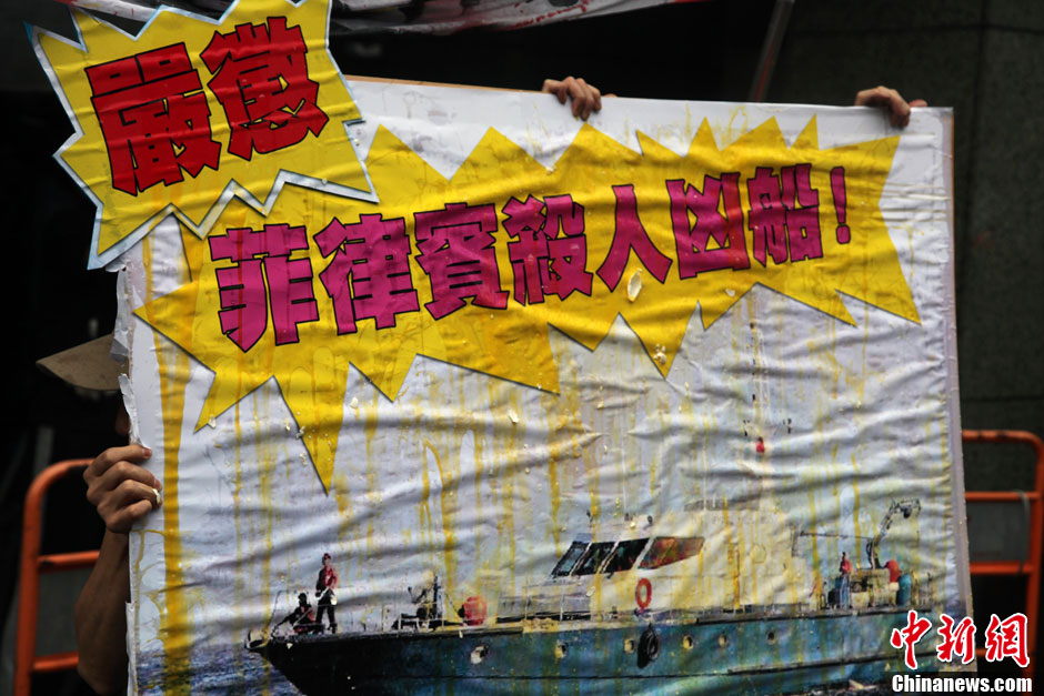 圖為一個抗議紙板蛋痕累累，持板人躲在紙板后面。中新社發(fā) 董會峰 攝