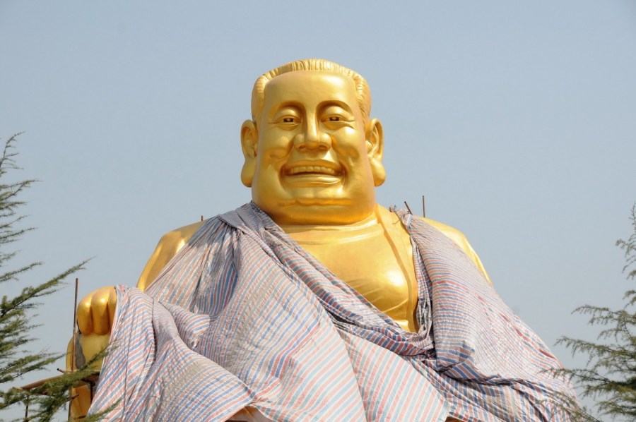 圖位此前的4月26日，“佛像”上出現(xiàn)帆布，最終，工作人員將帆布蓋在“佛像”頭像上。