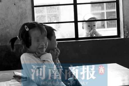 她不止一次說想去上學(xué)，而更多的時(shí)候，她是站在教室外面，眼巴巴地看著里面的小朋友