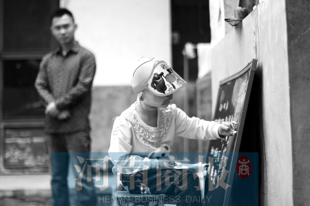 右手受傷了，她用左手在家里的小黑板上練習(xí)寫字