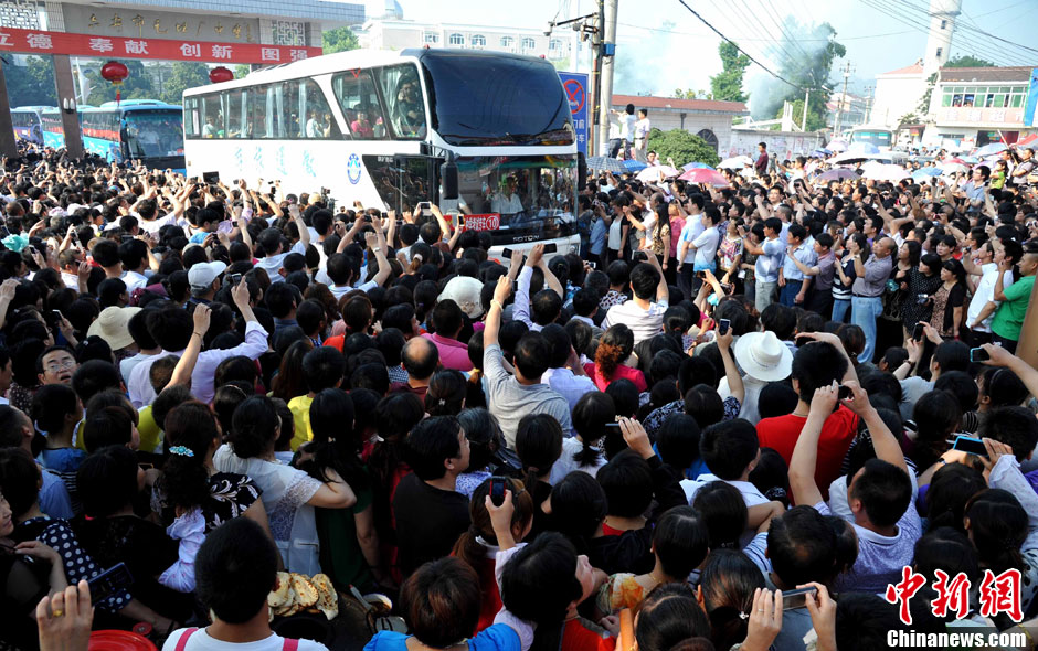 6月5日，一年一度的毛坦廠鎮(zhèn)“送考節(jié)”到來，70輛大巴車護(hù)送毛坦廠中學(xué)萬名考生安全赴考。