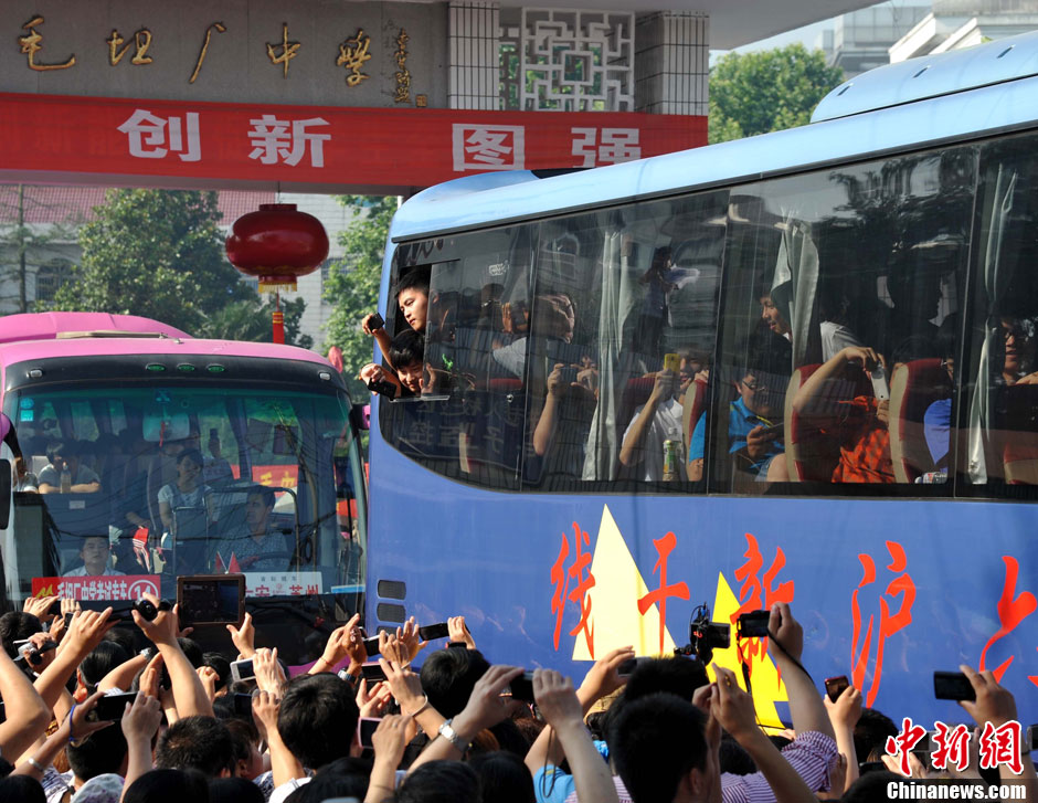 6月5日，一年一度的毛坦廠鎮(zhèn)“送考節(jié)”到來，70輛大巴車護(hù)送毛坦廠中學(xué)萬名考生安全赴考。