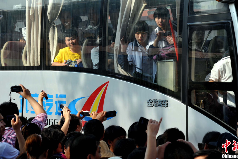 6月5日，一年一度的毛坦廠鎮(zhèn)“送考節(jié)”到來，70輛大巴車護(hù)送毛坦廠中學(xué)萬名考生安全赴考。