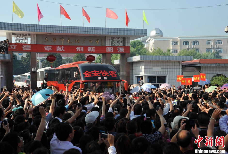 6月5日，一年一度的毛坦廠鎮(zhèn)“送考節(jié)”到來，70輛大巴車護(hù)送毛坦廠中學(xué)萬名考生安全赴考。