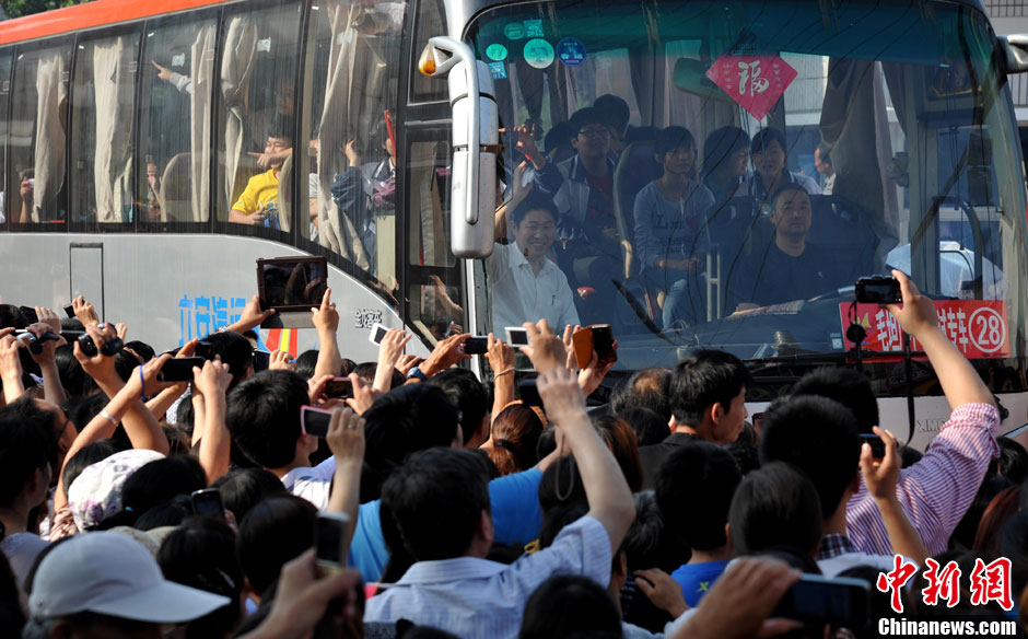 6月5日，一年一度的毛坦廠鎮(zhèn)“送考節(jié)”到來，70輛大巴車護(hù)送毛坦廠中學(xué)萬名考生安全赴考