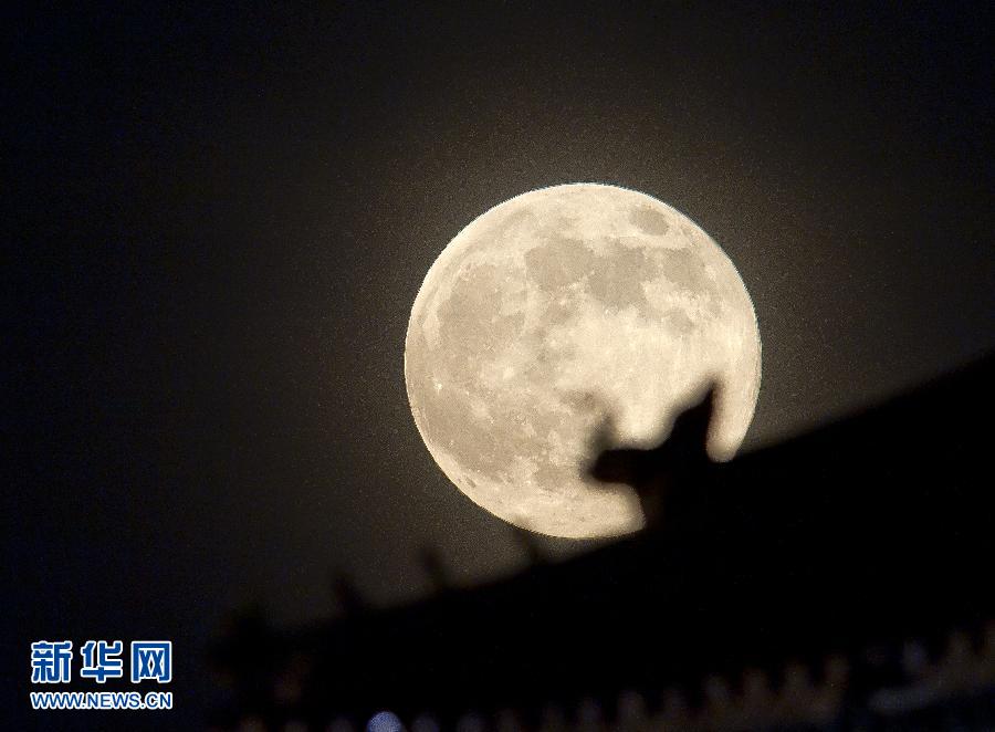 6月23日晚，在北京故宮角樓附近拍攝的圓月。