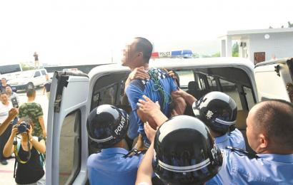 6月19日，安岳縣看守所，押赴刑場的一刻，劉明（化名）跳起來托付親友照顧好父母。吳小川 攝