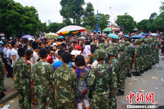 7月9日，聚集在中國人民銀行北海市中心支行的外地民眾越來越多，當(dāng)?shù)毓俜讲坏貌怀鰟哟笈叿?、武警前往維
