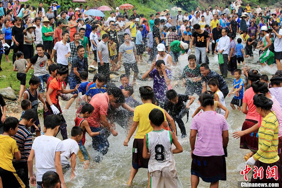 圖為7月9日，村民在小河里摸魚搶魚。譚凱興 攝