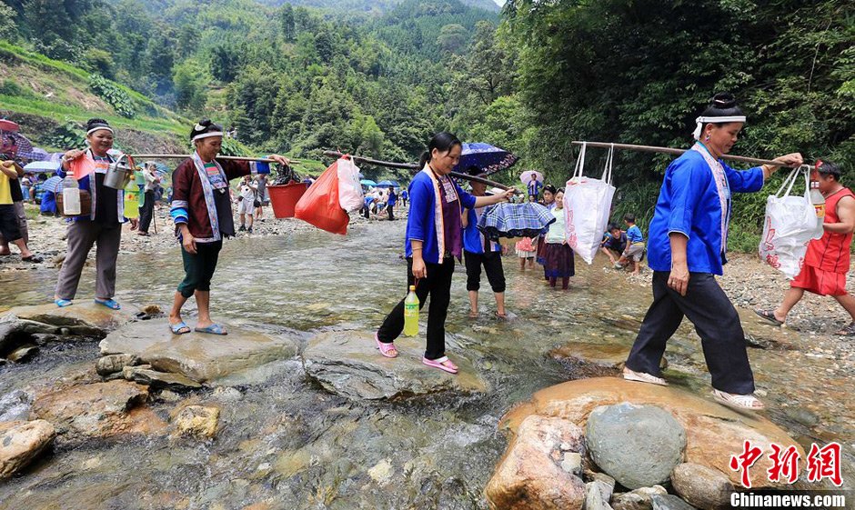 7月9日，一年一度的鬧魚節(jié)在廣西融水苗族自治縣白云鄉(xiāng)保江村舉行，附近村屯的居民前往集會地參加節(jié)日活動