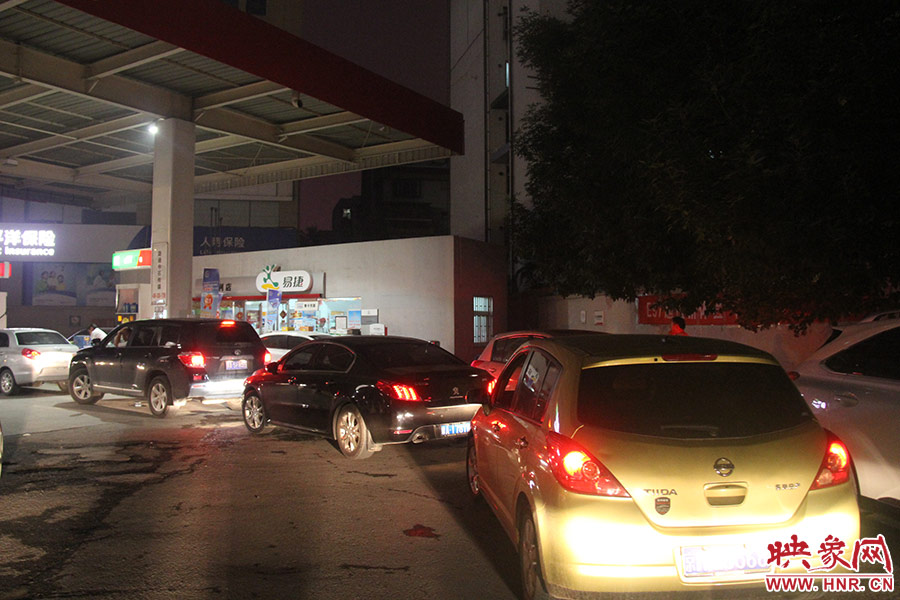加油站內(nèi)，車主們正在正待為愛車加油