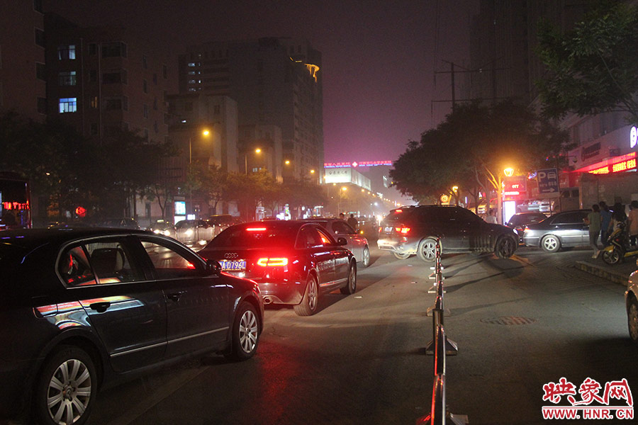 等待加油的車輛已經(jīng)排到了加油站外的道路上。