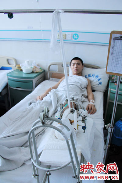 “如果有人肯幫我出4萬(wàn)元的醫(yī)藥費(fèi)，我愿意為他免費(fèi)工作3年，多苦多累都行。”7月26日，躺在病床里上的