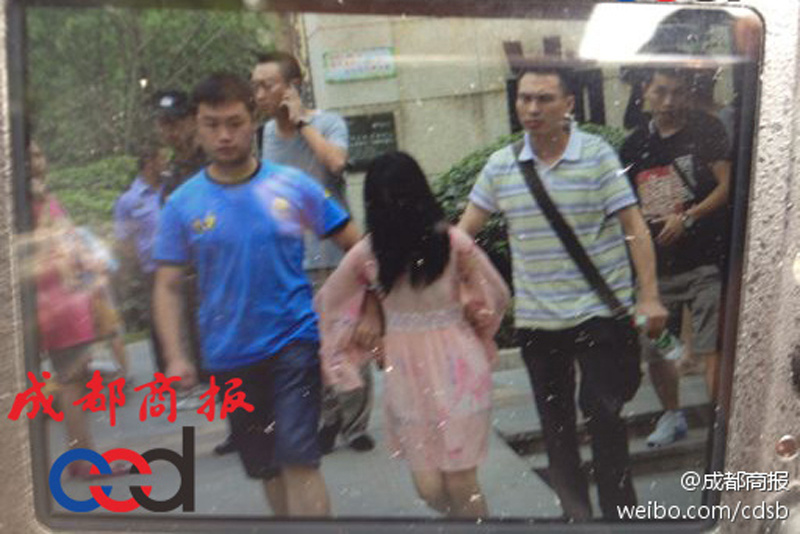 圖為事發(fā)現(xiàn)場，嫌疑人被警方控制。