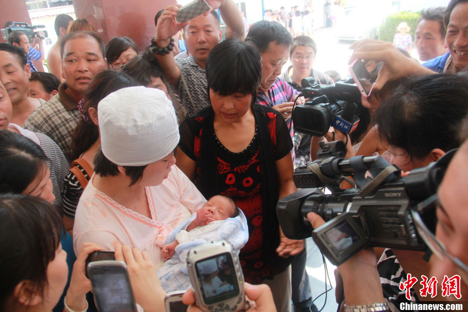 圖為大批媒體記者采訪獲救嬰兒母親。張一辰 攝