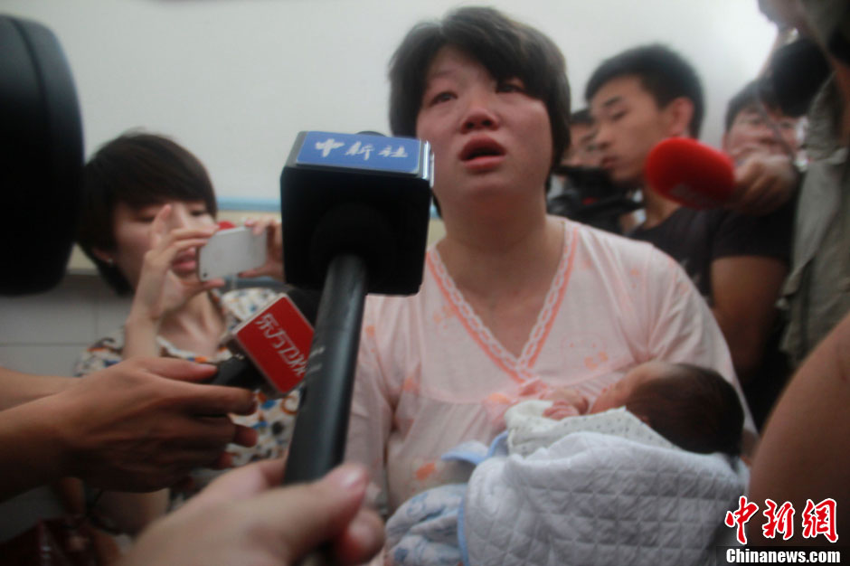 圖為獲救嬰兒母親接受中新社記者采訪。張一辰 攝