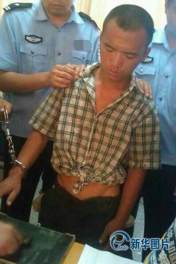 2013年8月20日午間，河南省安陽(yáng)警方將“8.19公交搶劫案”嫌犯24歲的周江波緝拿歸案。圖片來(lái)