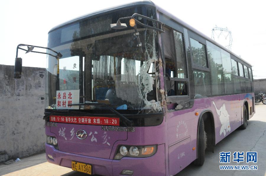 事發(fā)公交車左前方的擋風(fēng)玻璃破了一個(gè)大洞（8月20日攝）。