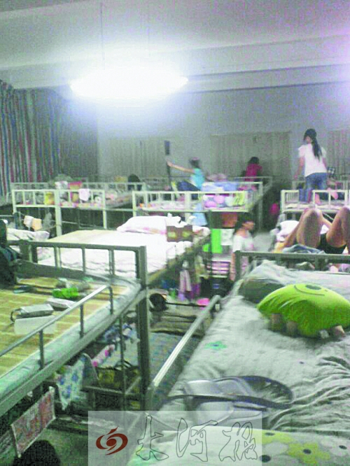 住在電教室里的女生們，擁擠不堪。