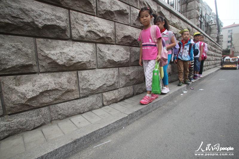 2013年09月11日，濟南運署街上，小學(xué)生走史上“最窄人行道”上學(xué)。圖片來源：CFP