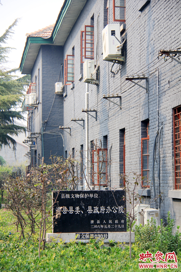 因?yàn)榭h委大院‘陳舊老土’,政府大院的蘇式建筑于2006年被列為縣級(jí)文物保護(hù)單位。