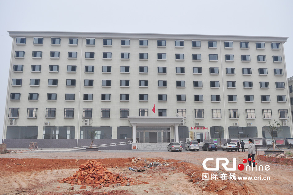 2013年10月21日，長沙云蓋村欠債千萬新建的豪華村部樓。