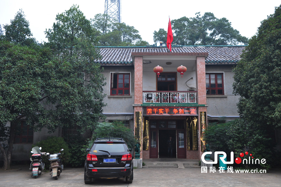 　2013年10月21日，這是蓮花鎮(zhèn)人民政府的辦公樓，和蓮花鎮(zhèn)云蓋村的辦公樓相比，寒酸不少。