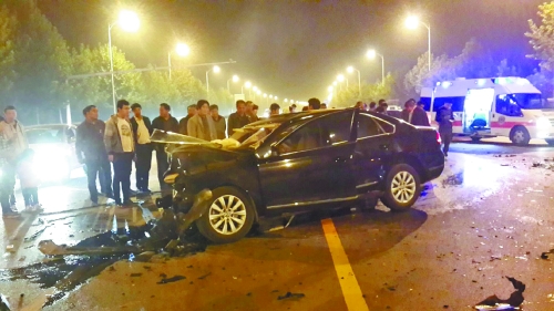 車禍發(fā)生在鄭開(kāi)大道路中央雙黃線附近,現(xiàn)場(chǎng)狀況慘烈。
