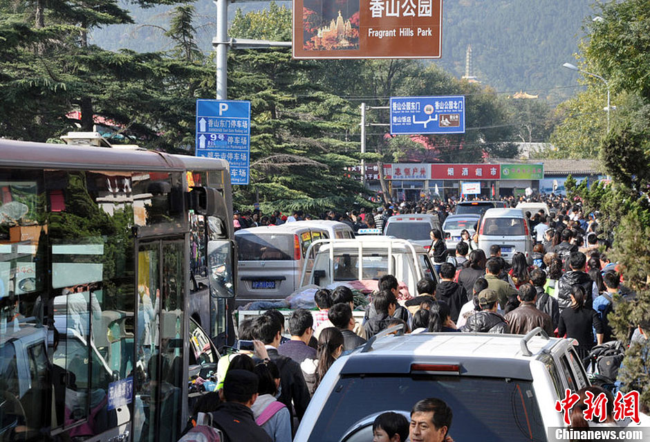 圖為10月26日上午10點(diǎn)多，北京香山路賞紅客摩肩接踵
