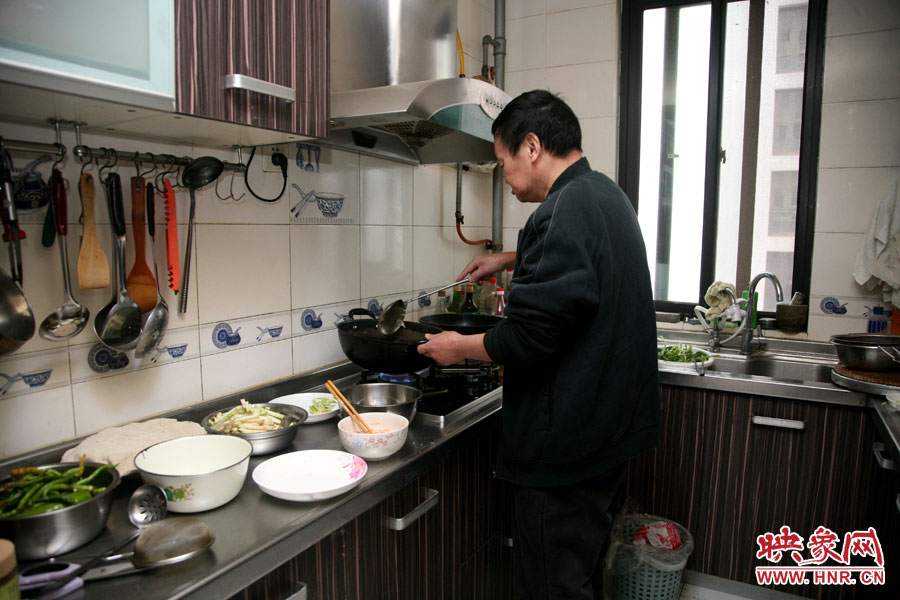 由于二老年齡也大了，于是姥姥的弟弟來(lái)住在家中幫忙照顧海龍