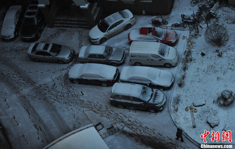 11月18日，沈陽街頭車輛被積雪覆蓋。