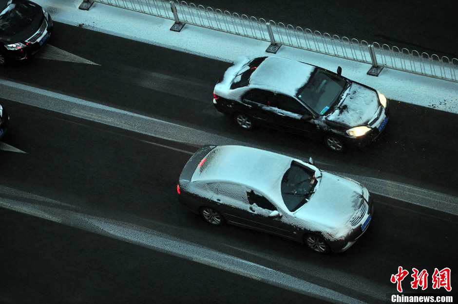 11月18日，沈陽街頭的汽車被積雪覆蓋。