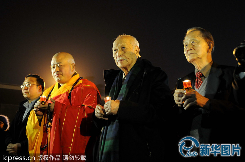 “為南京大屠殺遇難者守靈儀式暨和平燭光祭”活動在侵華日軍南京大屠殺遇難同胞紀念館祭場舉行。