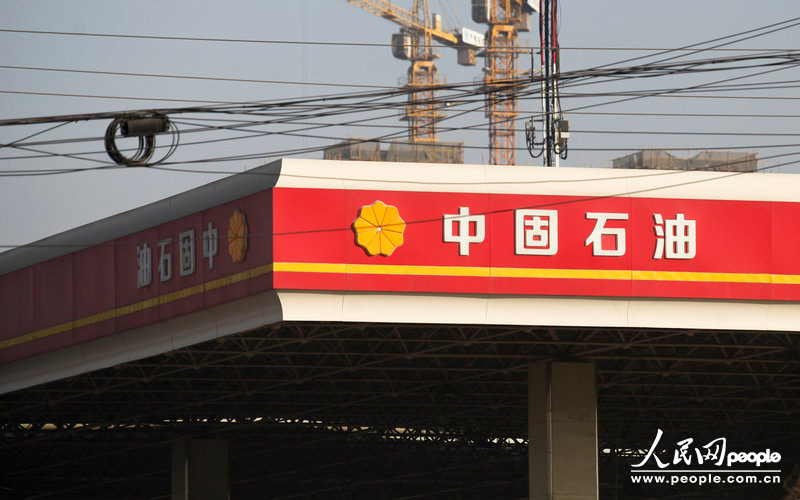 12月11日，西安市東三環(huán)北段，一名字為“中固石油”的加油站從遠(yuǎn)處看去和“中國石油”加油站十分相似。