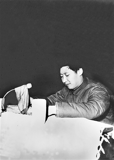 1983年12月22日,時任中共正定縣委書記習(xí)近平在發(fā)展商品生產(chǎn)三級干部會上講話。