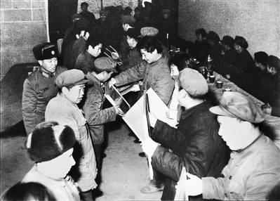 1985年4月6日,時任中共正定縣委書記習(xí)近平在全縣首季開門紅表彰大會上頒獎。