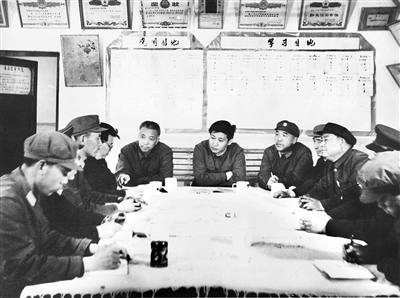 1984年5月,時任中共正定縣委書記習(xí)近平到正定縣武警中隊調(diào)研
