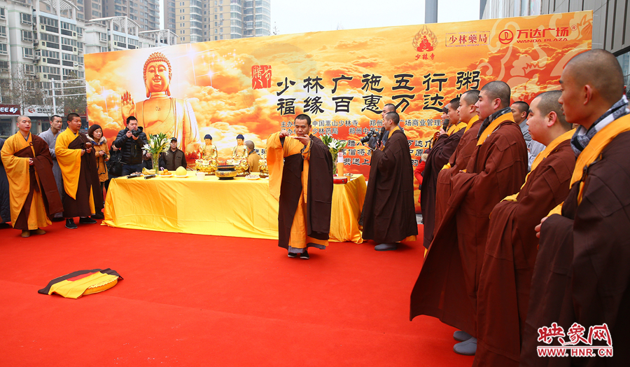 1月8日上午，鄭州市中原萬(wàn)達(dá)廣場(chǎng)上，少林寺的僧人們?yōu)榕D八節(jié)做法事施粥。